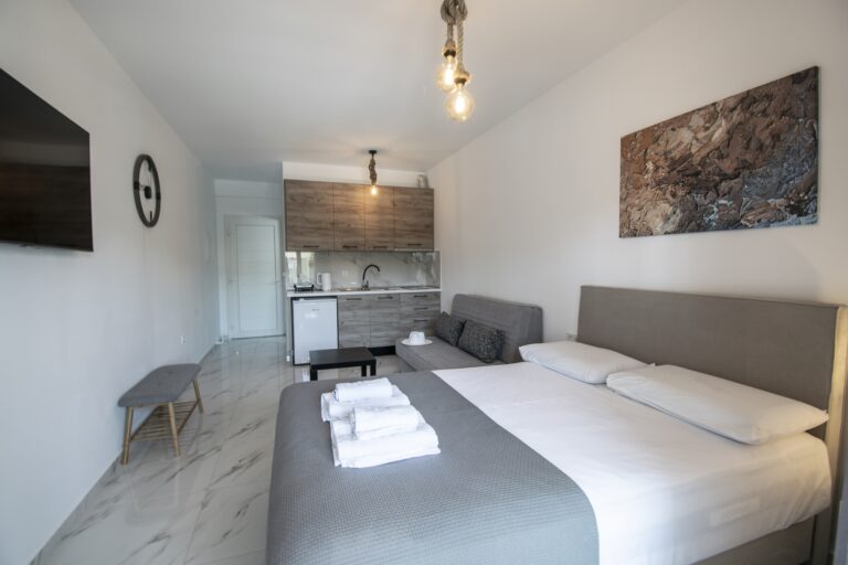 Nikiti-Central-Suite-4-5